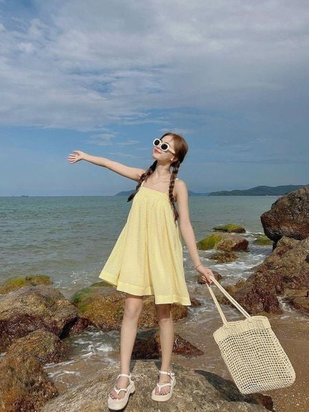Váy babydoll ngắn phối sandal quai mảnh