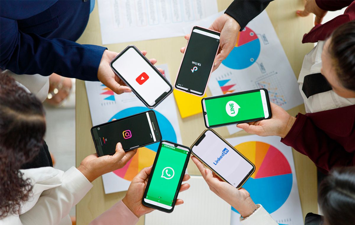 Hình ảnh minh họa việc hợp tác xây dựng thương hiệu cá nhân trên mạng xã hội