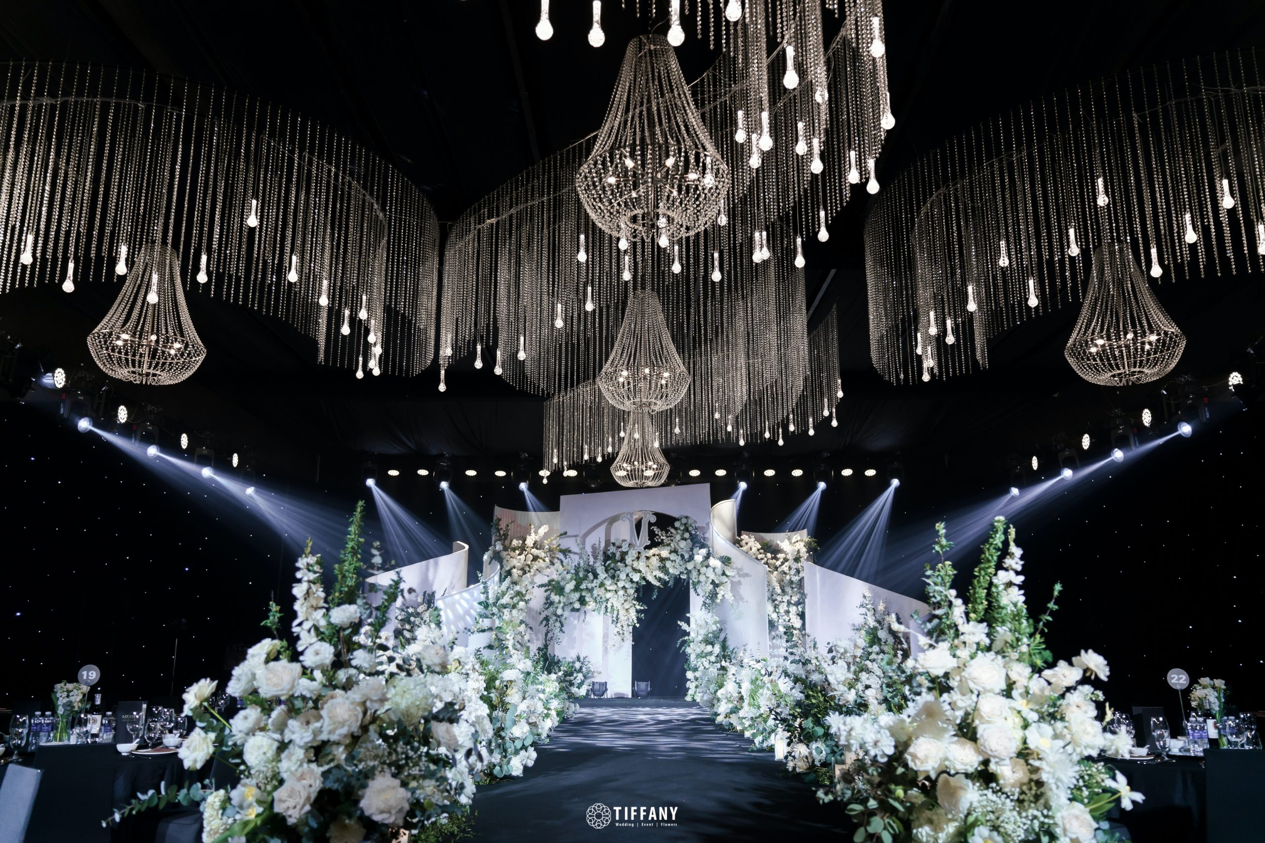 Phòng tiệc được trang trí hoàn chỉnh với hoa bàn và ánh sáng