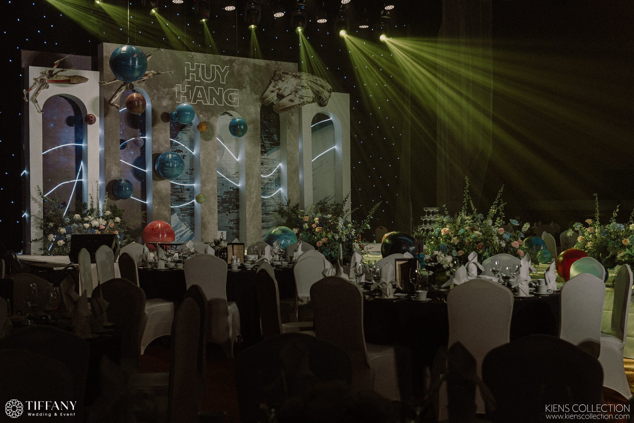 Phòng tiệc được trang trí với các bàn tiệc được trang hoàng bằng hoa và nến