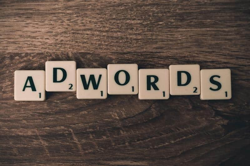 chuyên viên marketing tài chính đang thiết kế quảng cáo trên máy tính