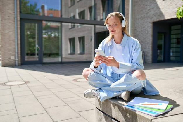 Sinh viên đang nghe podcast tiếng Anh
