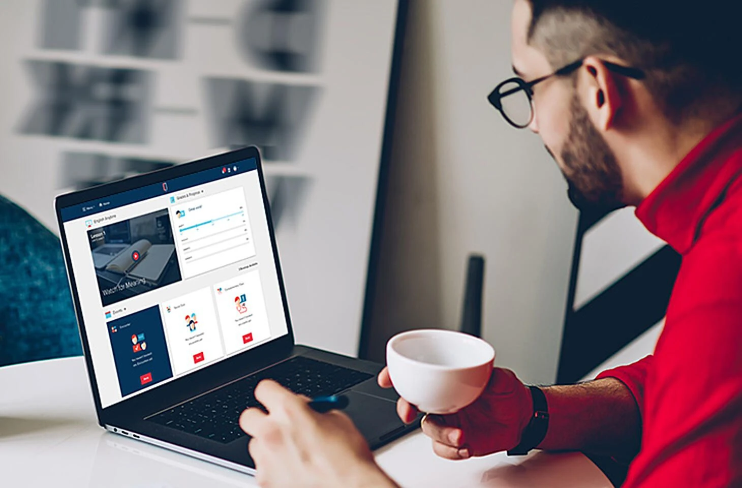 người đang học tiếng Anh trên ứng dụng điện thoại