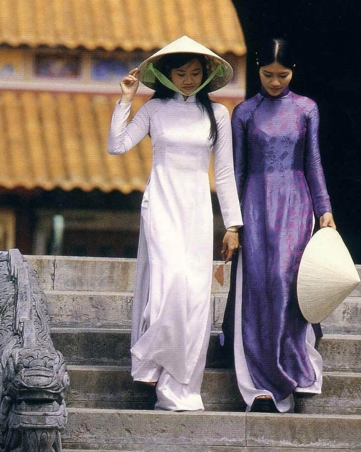 Áo dài truyền thống là lựa chọn sang trọng cho khách mời cưới