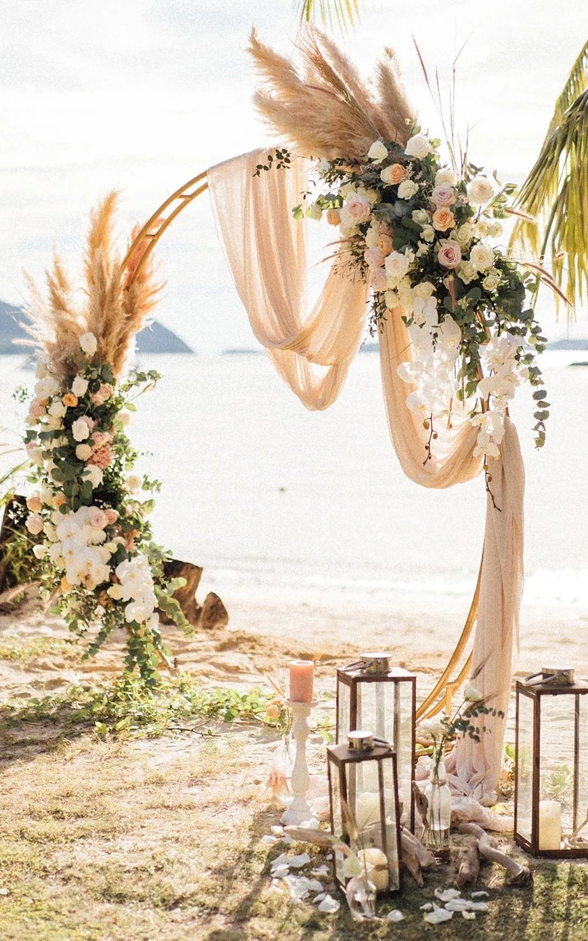 Bàn thờ tổ tiên được trang trí trang nhã theo truyền thống cưới