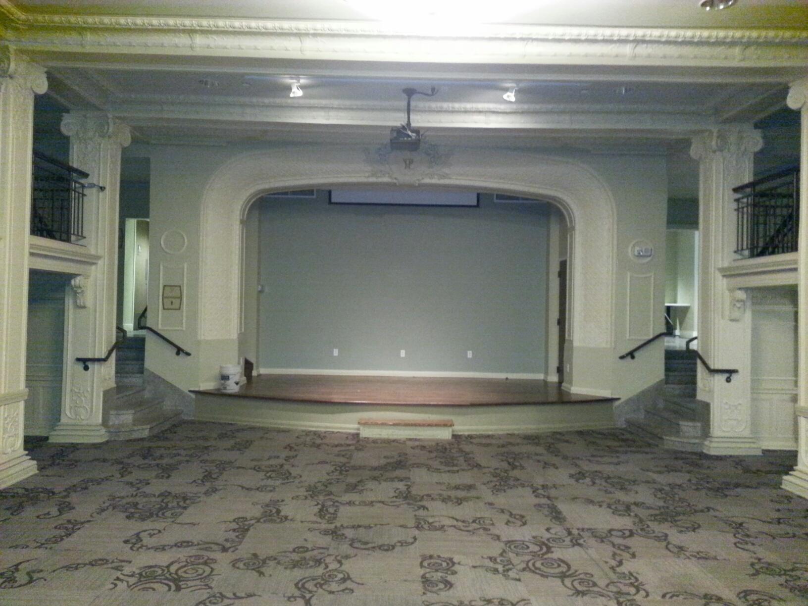 Phòng tiệc chính với kiến trúc cổ điển và sức chứa lớn