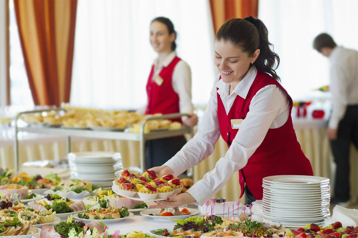 Nhân viên phục vụ chuyên nghiệp tại Park Hyatt Terrace với thái độ tươi cười