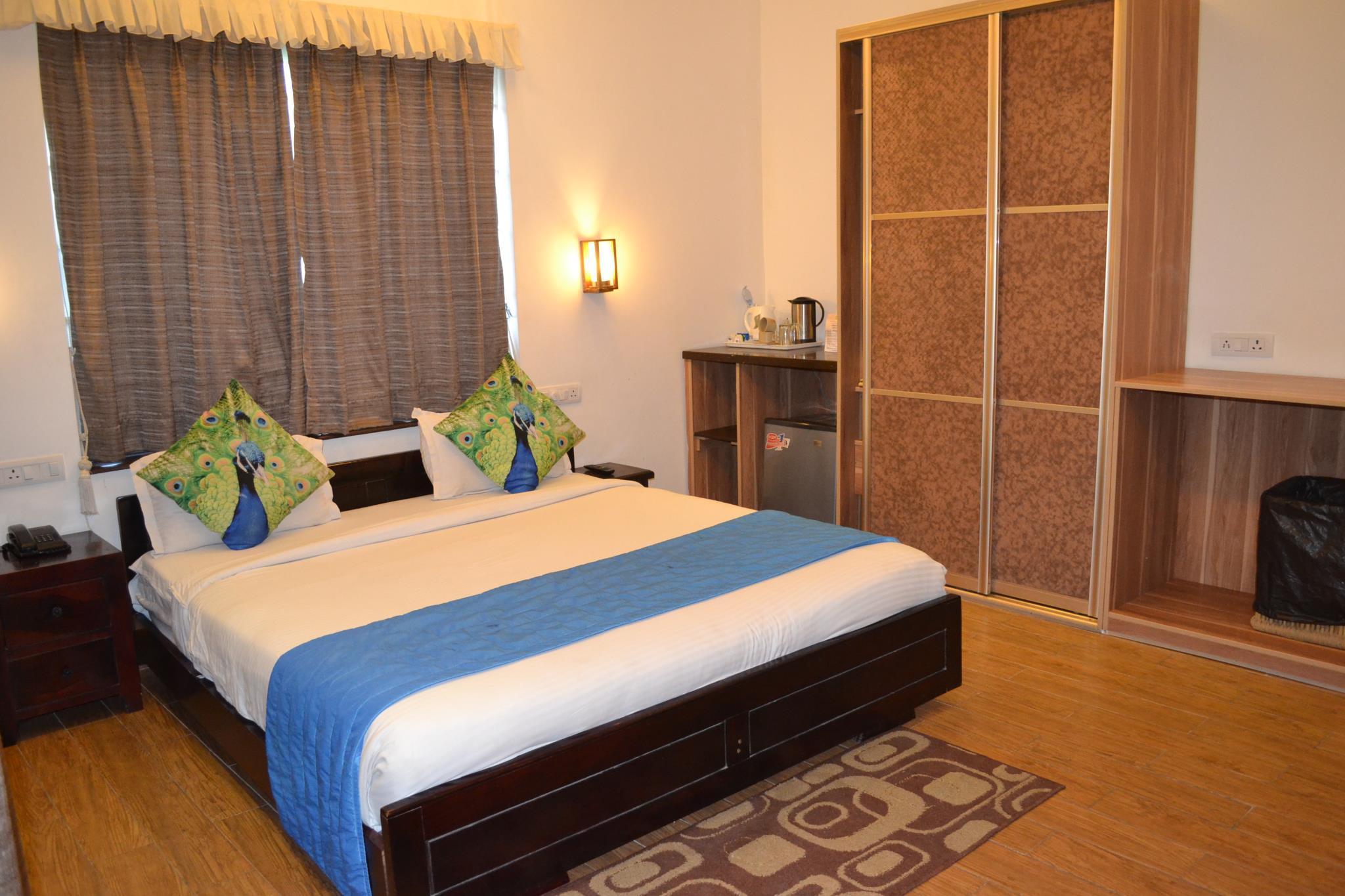 Phòng suite được trang trí lãng mạn cho đêm tân hôn