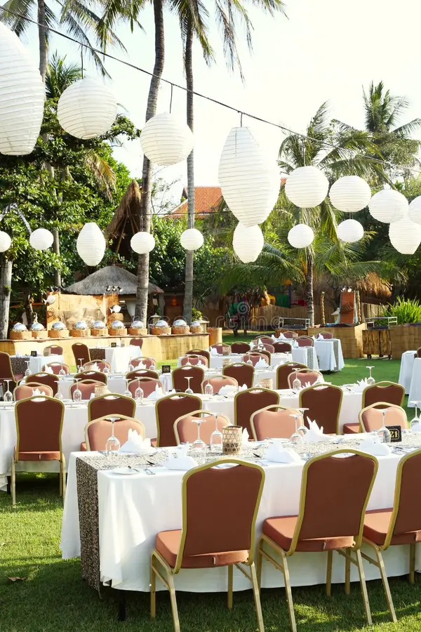 Sân vườn lãng mạn để tổ chức lễ cưới ngoài trời