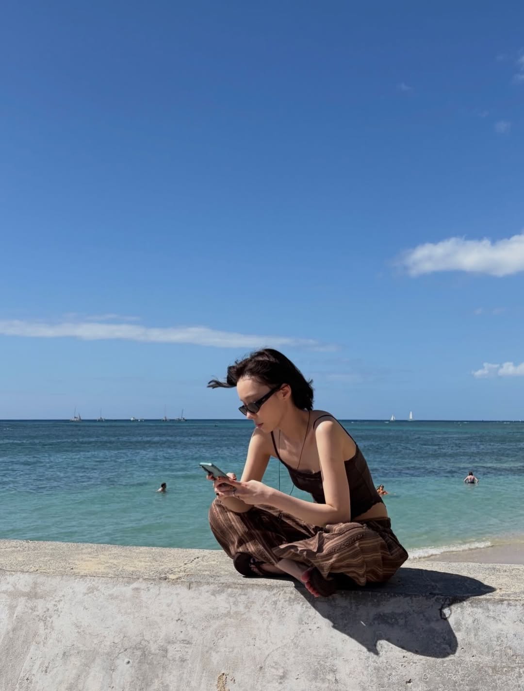 Winter (aespa) diện bodysuit cotton nâu tối giản phối quần sọc – phong cách tối giản bền vững