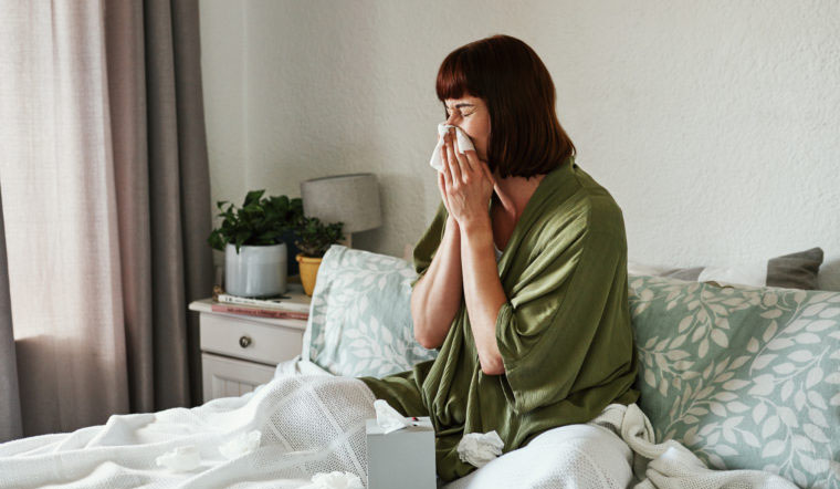 Không thay vỏ gối thường xuyên gây tích tụ vi khuẩn và bít tắc lỗ chân lông