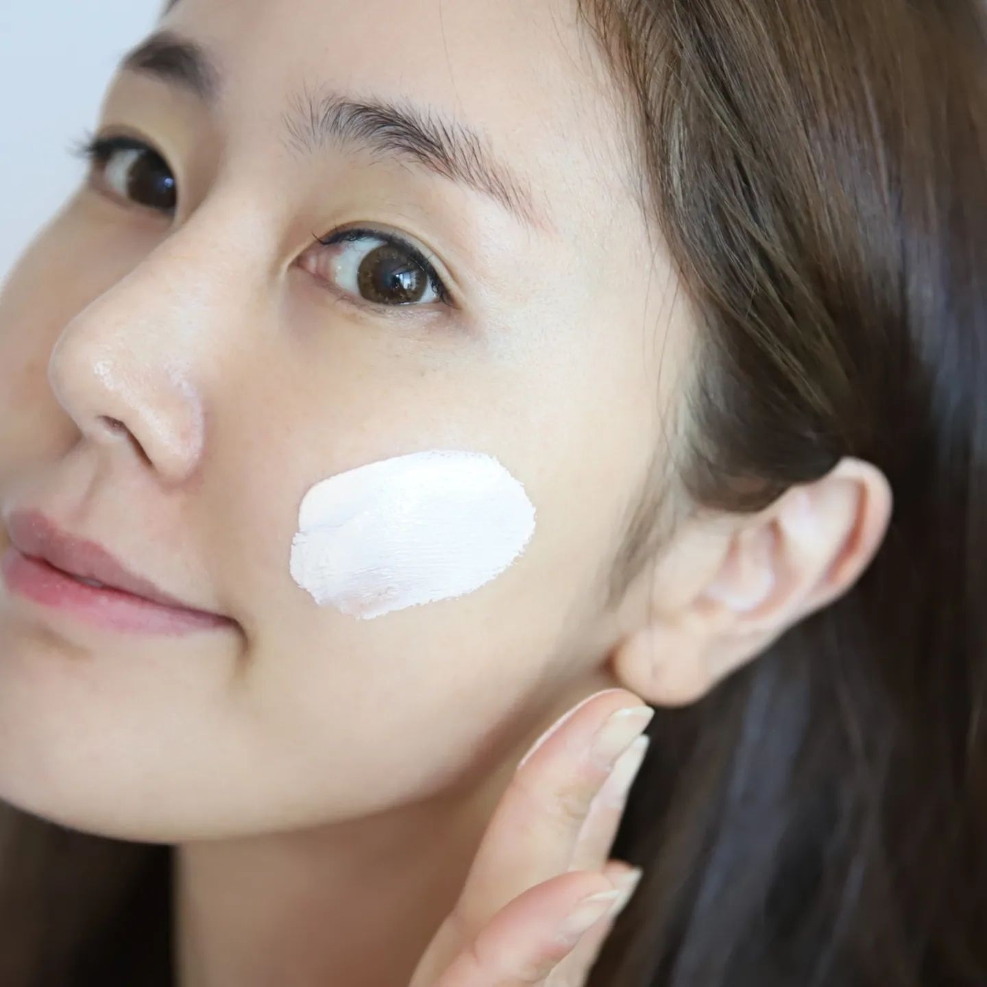 Kem chống nắng — bước không thể bỏ qua sau rửa mặt để ngăn lỗ chân lông to