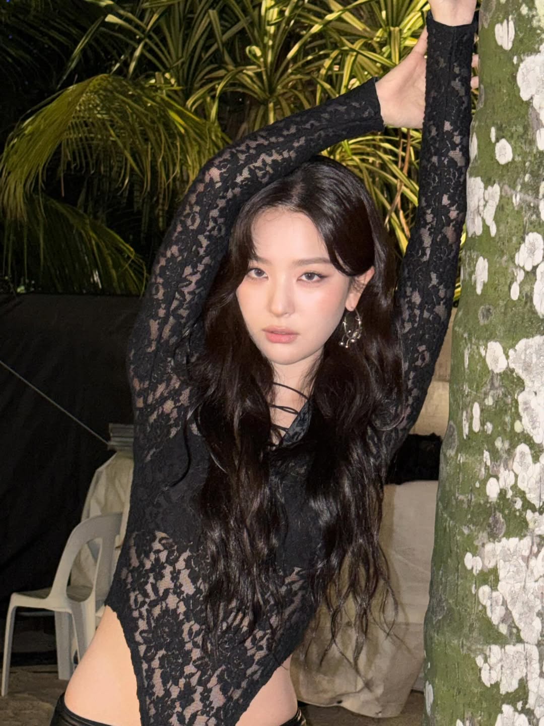 Seulgi diện bodysuit ren đen phong cách rock-chic kết hợp quần da và thắt lưng kim loại