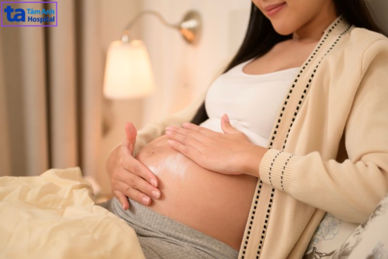 Chăm sóc da bụng sau sinh tại nhà bằng dầu dưỡng và massage