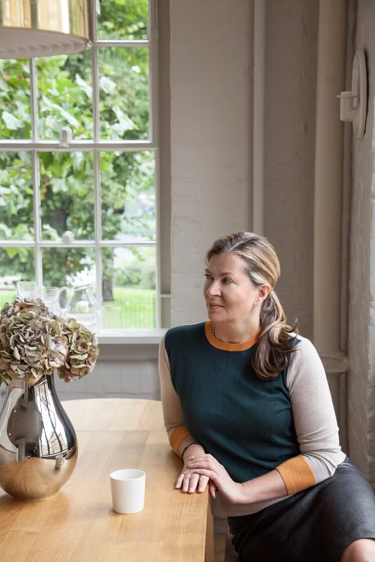 Thiết kế nội thất phòng khách mở phong cách Ilse Crawford — ánh sáng tự nhiên và vật liệu hữu cơ 2026