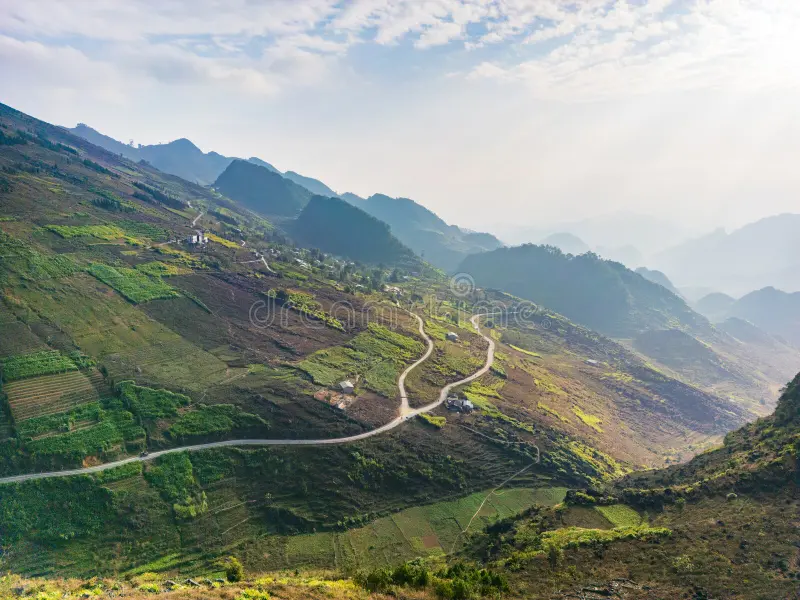Cảnh quan Đông Văn Karst Plateau với những dãy núi chỏm trôi giữa mây