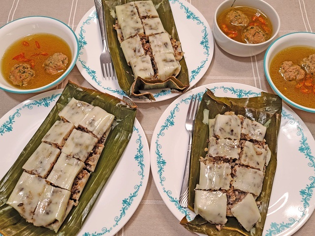 Bánh bèo tròn nhỏ xinh với nước mắm cồn, chả viên vàng ươm và hành phi xanh tươi - nguồn từ iVIVU Blog