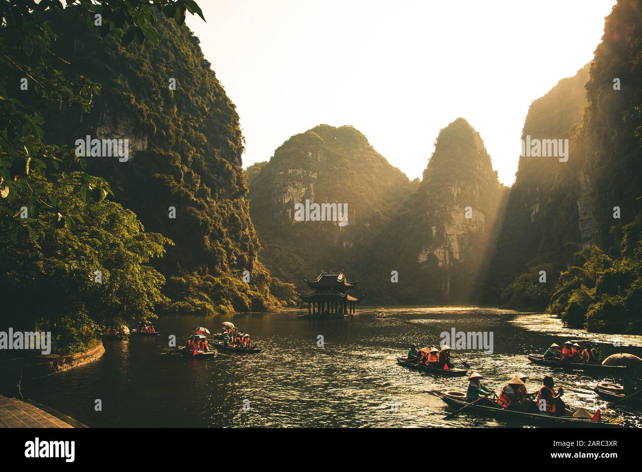 Thuyền trên sông Ngô Đồng ở Ninh Bình, với những đỉnh núi đá vươn lên hai bên