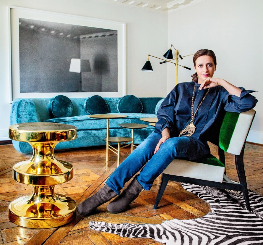 Không gian phòng khách mở theo phong cách India Mahdavi — kết hợp màu trung tính và điểm nhấn màu sắc