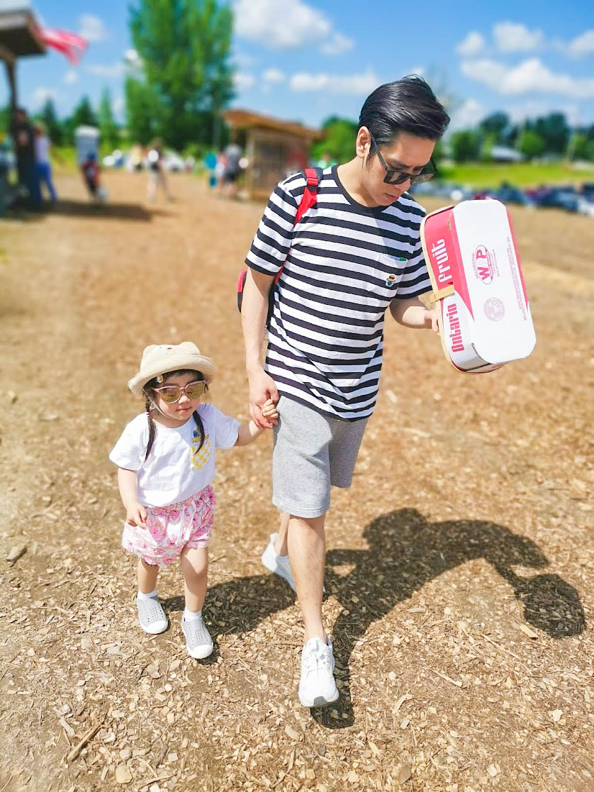 Tạo một góc tiếng Anh trong nhà với sách, trò chơi, và các vật dụng dán nhãn