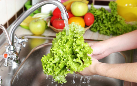 Kỹ thuật rửa và ngâm rau đúng cách để đảm bảo an toàn thực phẩm – Tuổi Trẻ 2025