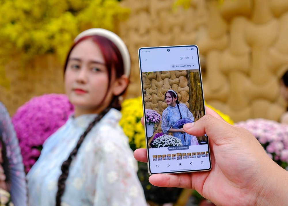 Samsung Galaxy S26 Ultra với màn hình hiển thị giao diện Galaxy AI