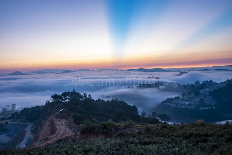 Thành phố Đà Lạt nhìn từ trên cao với đồi thông và sương mù buổi sáng